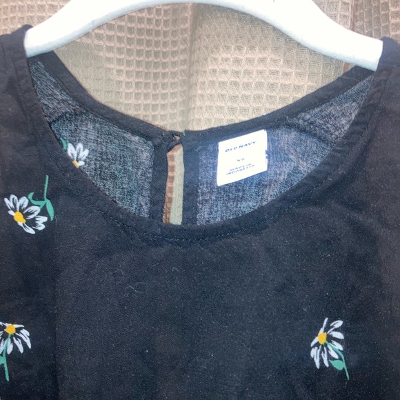 Old Navy high neck tank black with daisy size XS, great condition - Picture 2 of 3